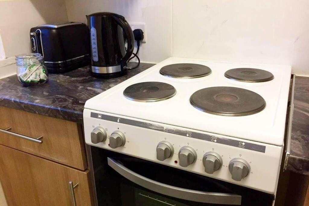 Conveniently Situated 1Bed Apt In Stretford Διαμέρισμα Μάντσεστερ Εξωτερικό φωτογραφία