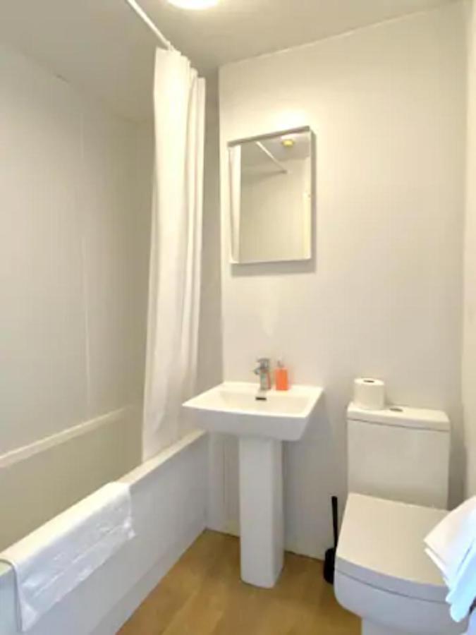 Conveniently Situated 1Bed Apt In Stretford Διαμέρισμα Μάντσεστερ Εξωτερικό φωτογραφία