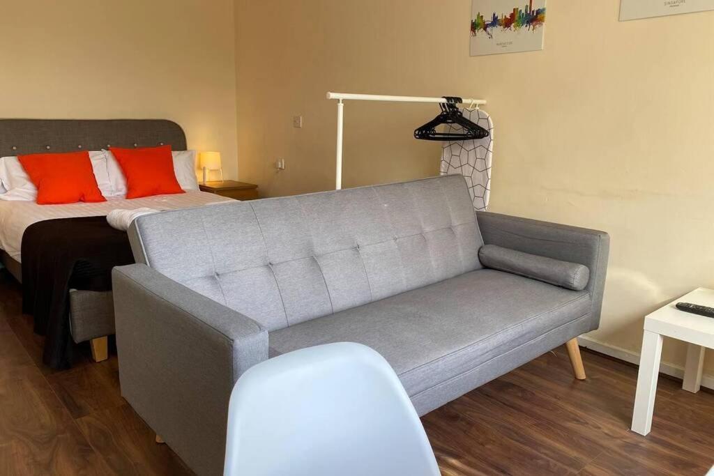Conveniently Situated 1Bed Apt In Stretford Διαμέρισμα Μάντσεστερ Εξωτερικό φωτογραφία