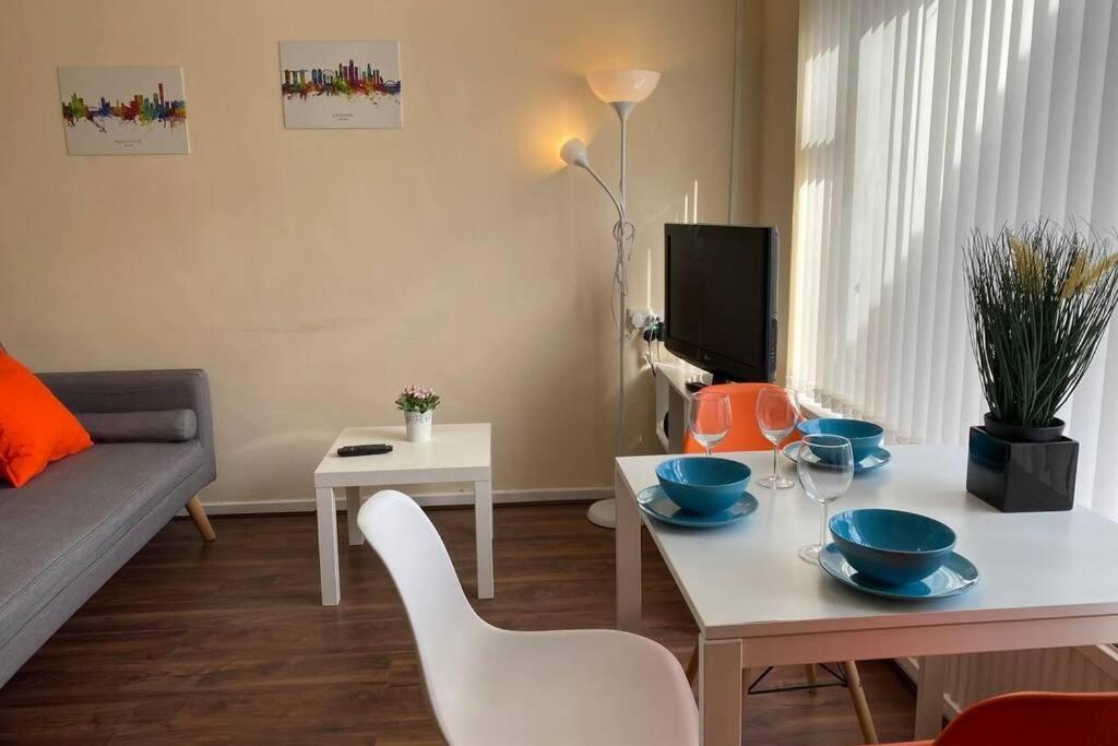 Conveniently Situated 1Bed Apt In Stretford Διαμέρισμα Μάντσεστερ Εξωτερικό φωτογραφία
